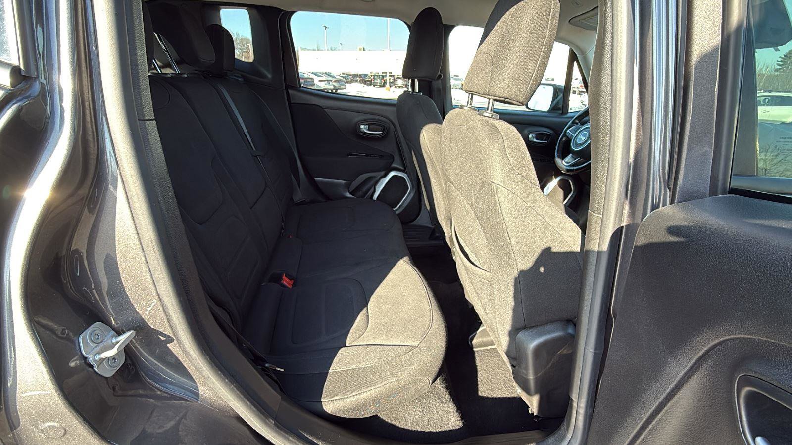 Used 2019 Jeep Renegade Latitude w/ Cold Weather Group image 20