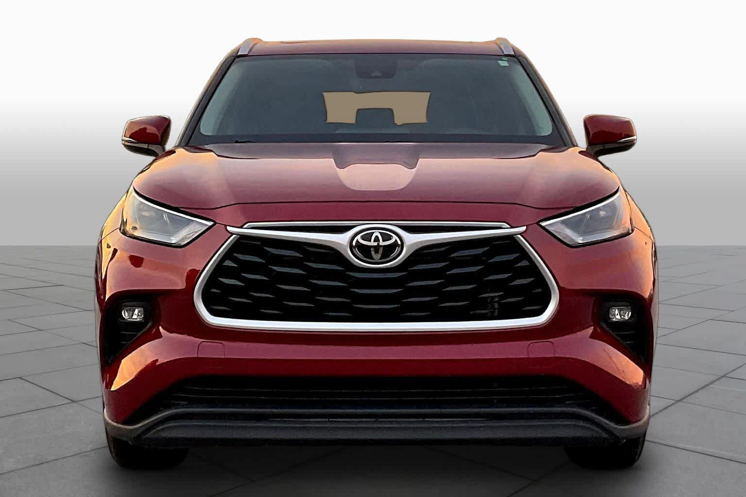 Used 2022 Toyota Highlander XLE FWD image 4