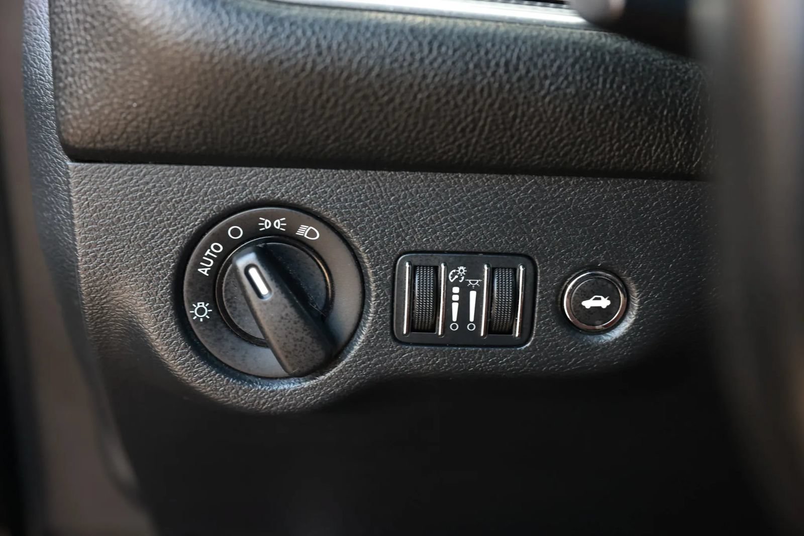 Used 2015 Dodge Challenger SRT Hellcat RWD image 42