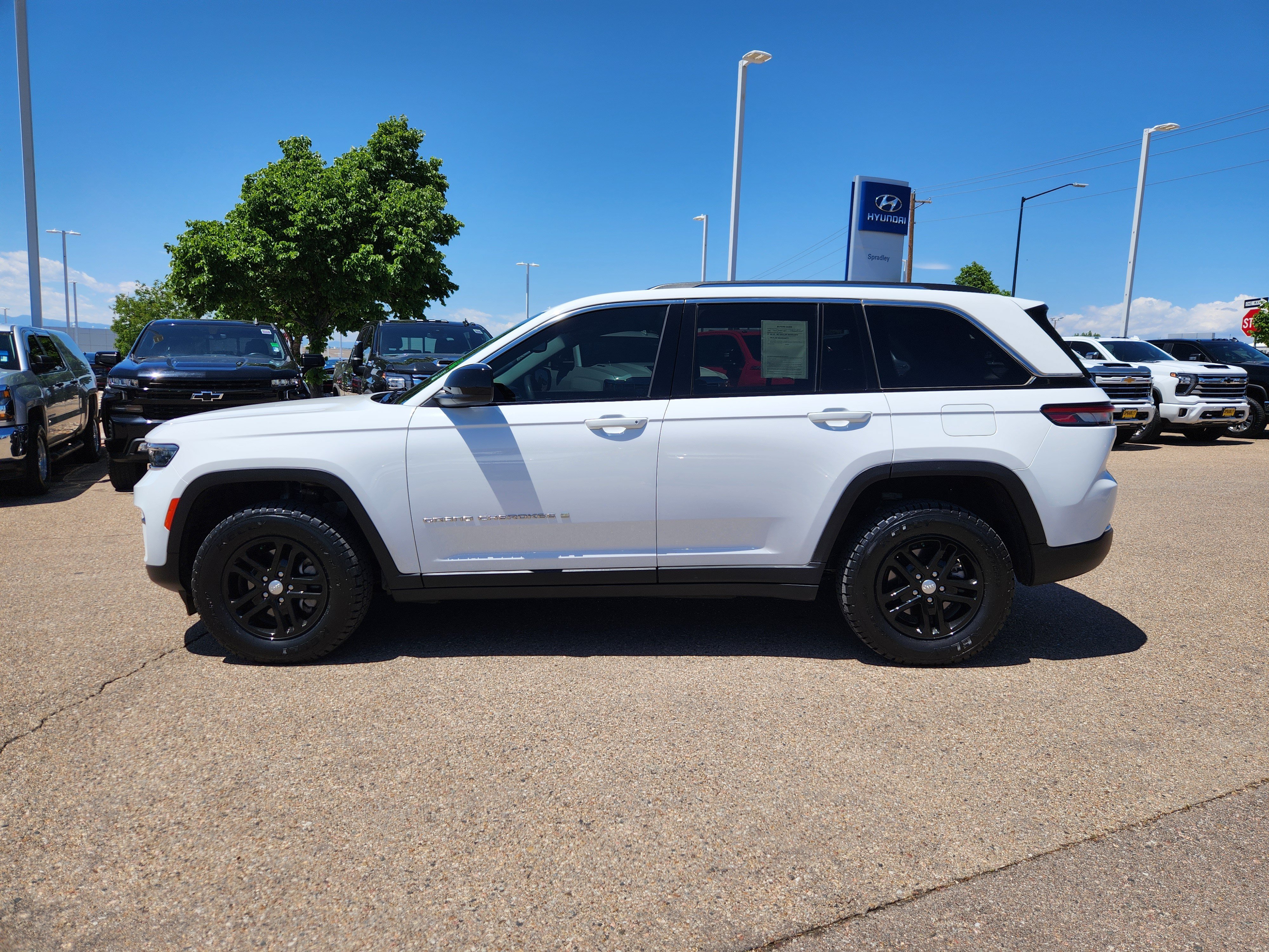 Used 2023 Jeep Grand Cherokee Laredo AWD/4WD image 2