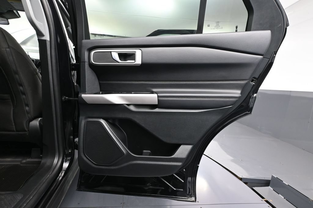 Used 2023 Ford Explorer XLT AWD/4WD image 41