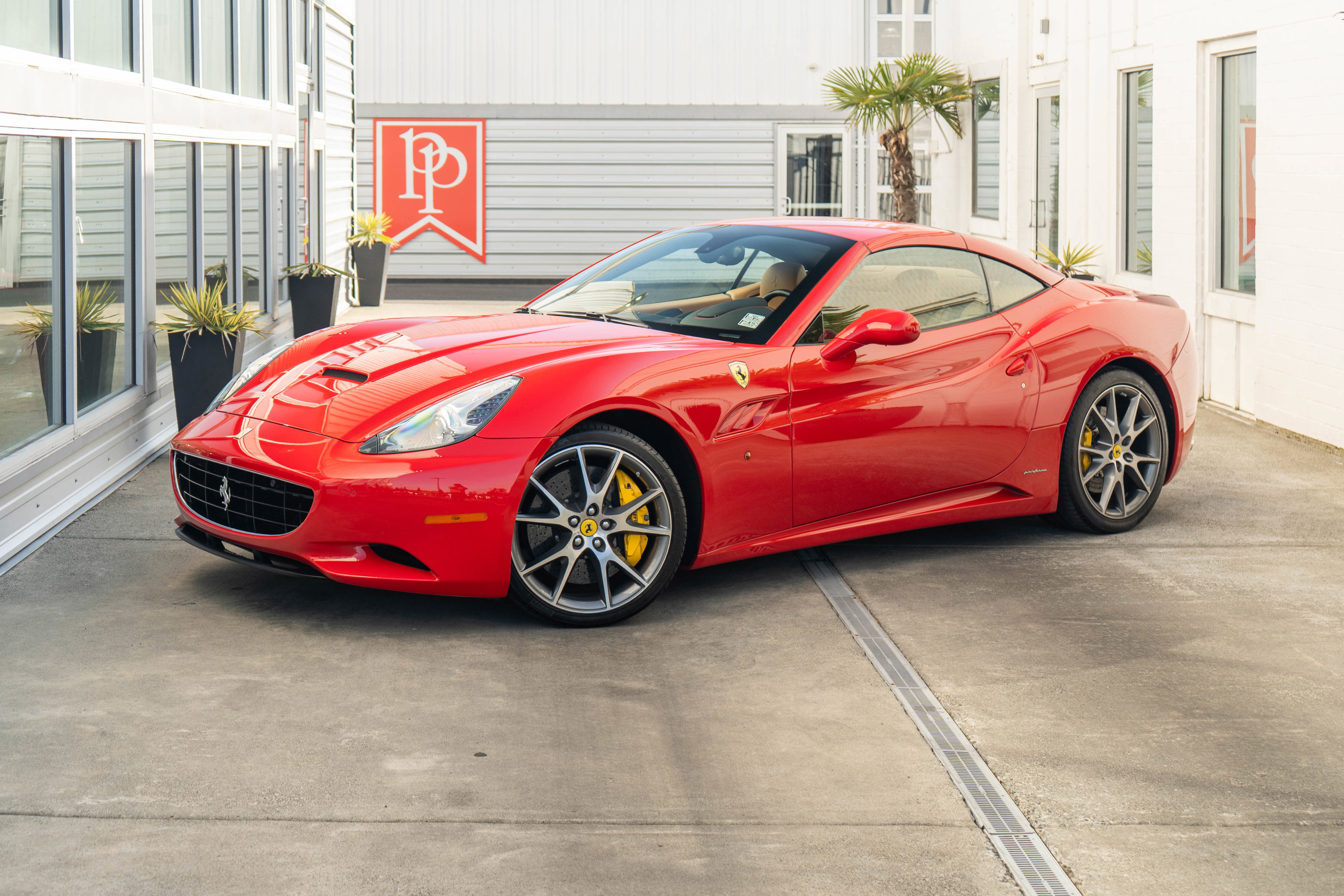 Used 2010 Ferrari California RWD image 9