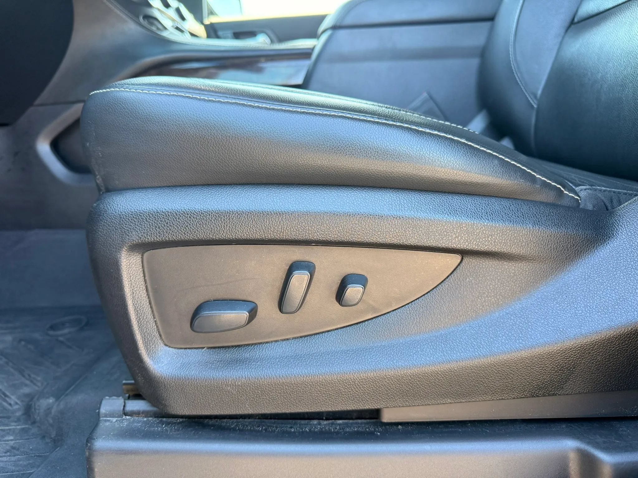 Used 2020 Chevrolet Suburban LT AWD/4WD image 40
