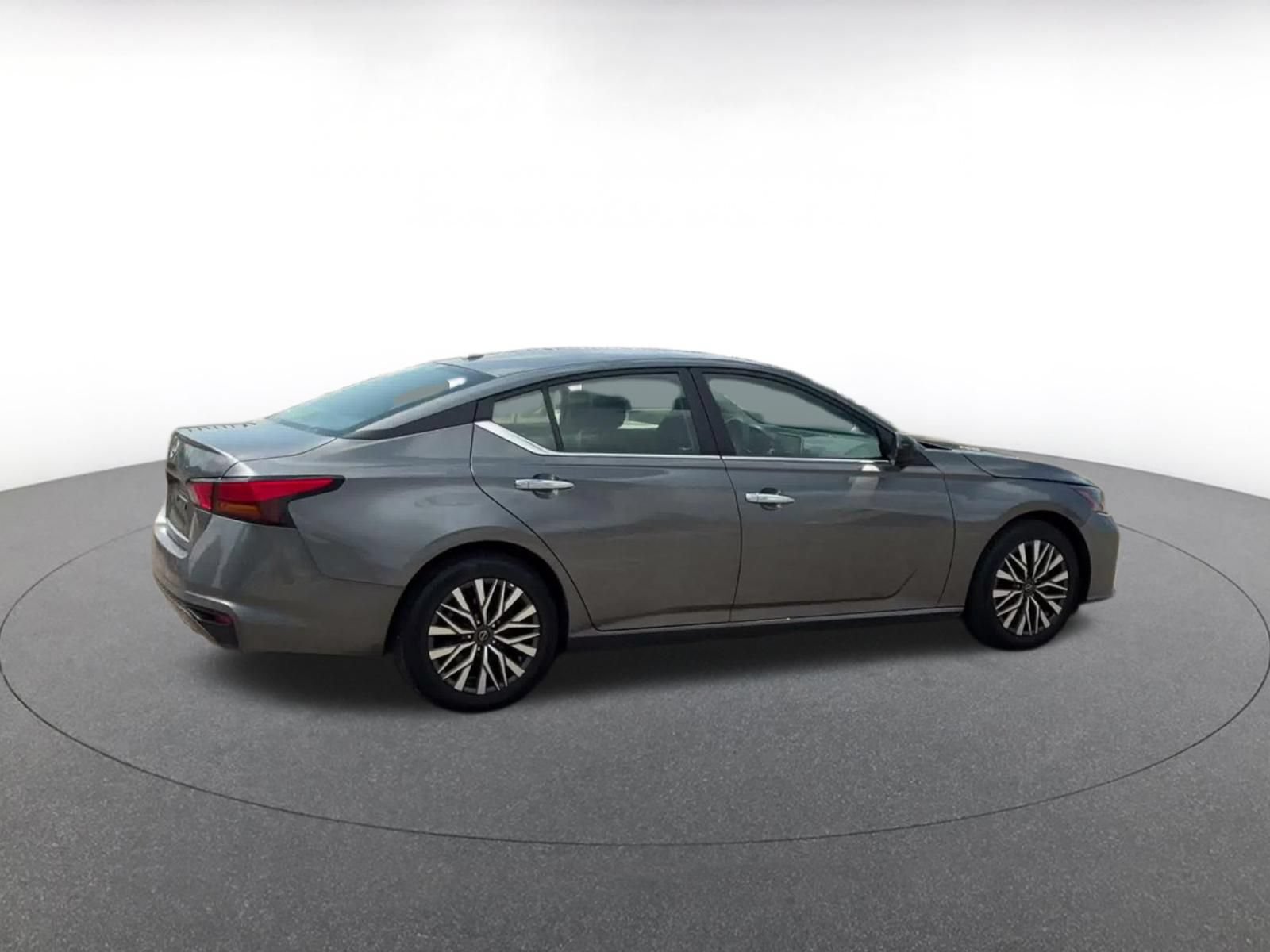 Used 2025 Nissan Altima 2.5 SV FWD image 14