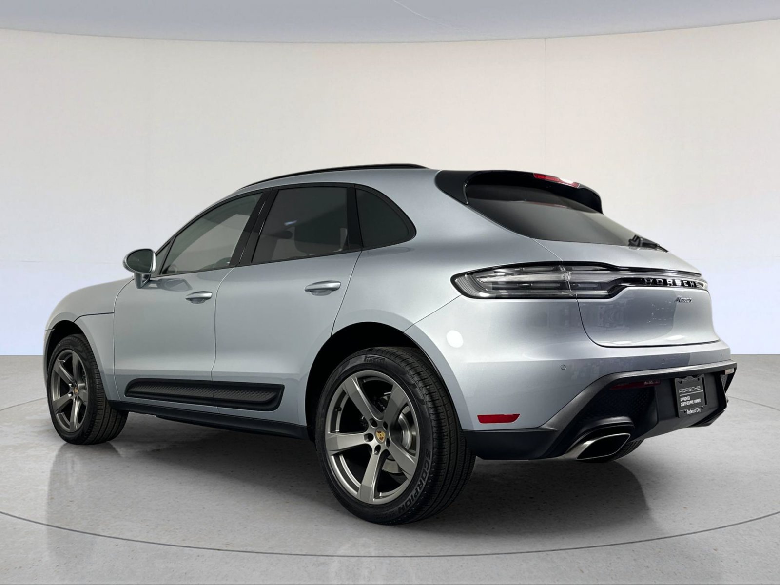 Certified 2025 Porsche Macan AWD/4WD image 3