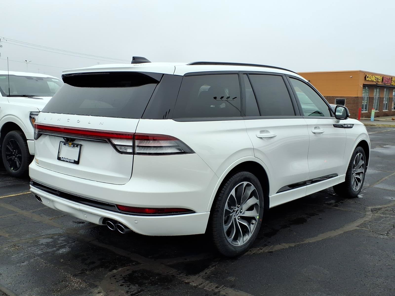 New 2026 Lincoln Aviator AWD w/ Jet Appearance Package image 10