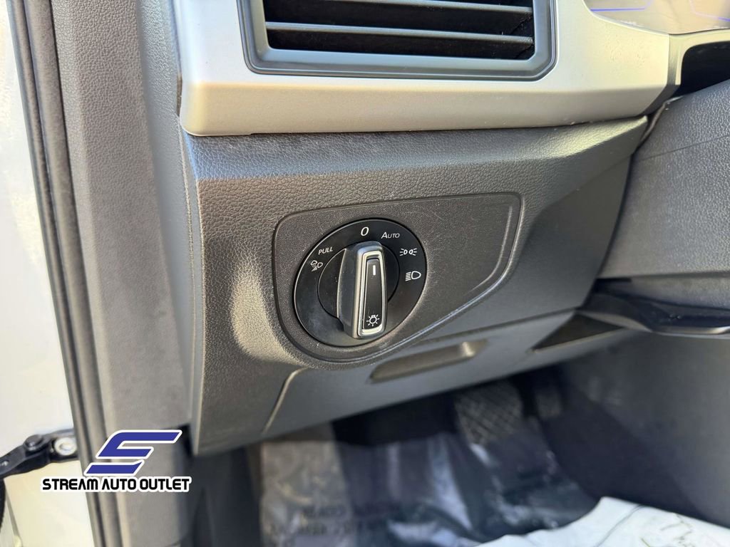 Used 2022 Volkswagen Atlas Cross Sport SE image 28