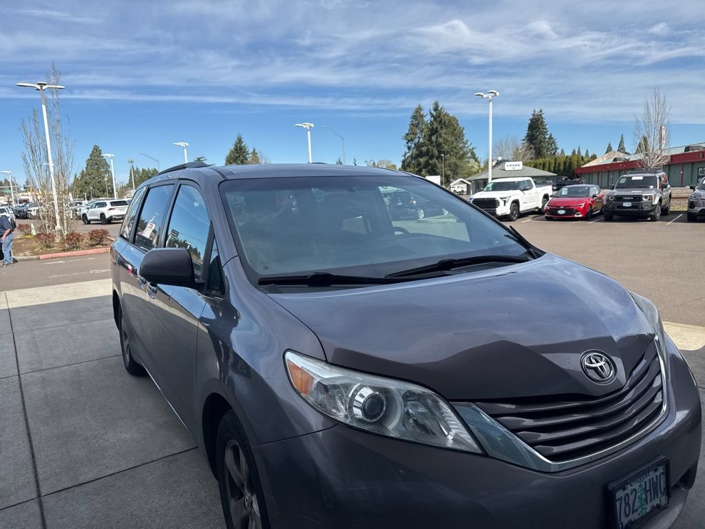 Used 2015 Toyota Sienna LE FWD image 2