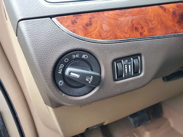 Used 2015 Chrysler Town & Country Limited Platinum FWD image 24