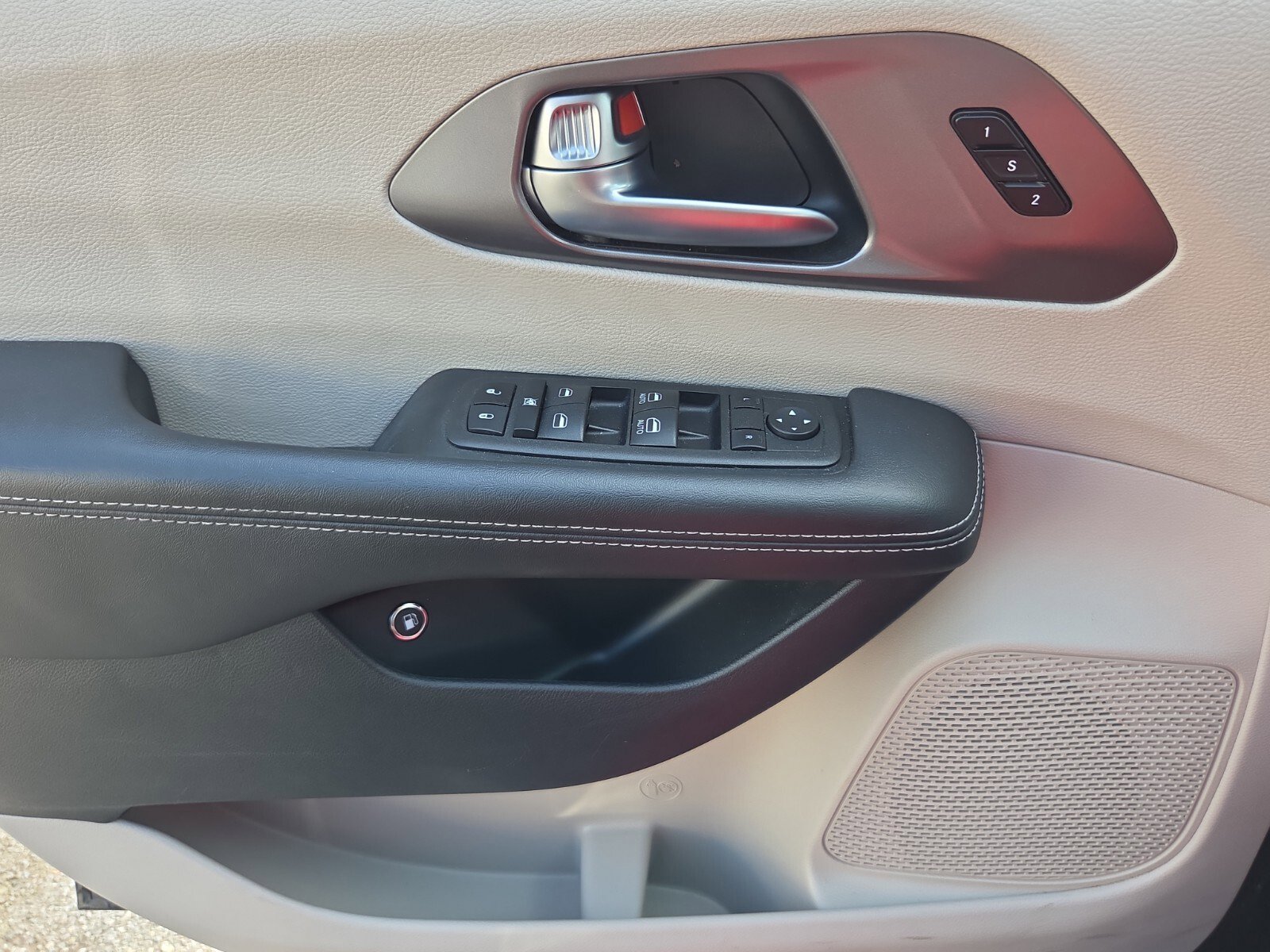 Used 2023 Chrysler Pacifica Touring-L image 56