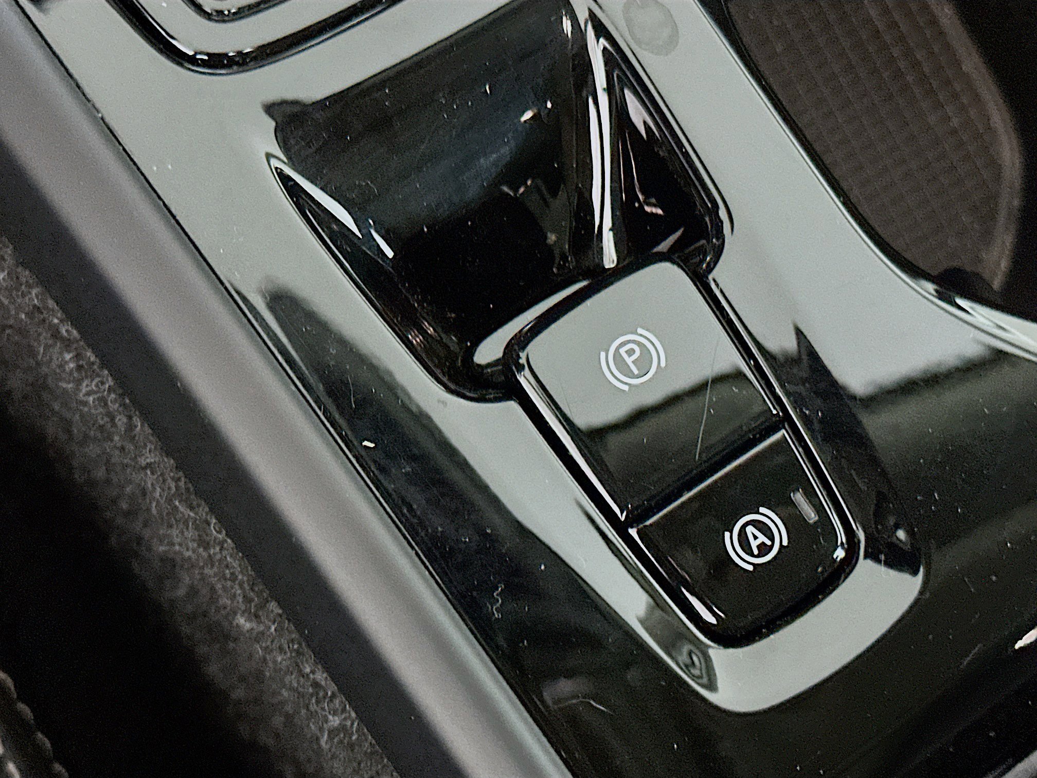 Used 2025 Volvo XC40 B5 Plus image 26