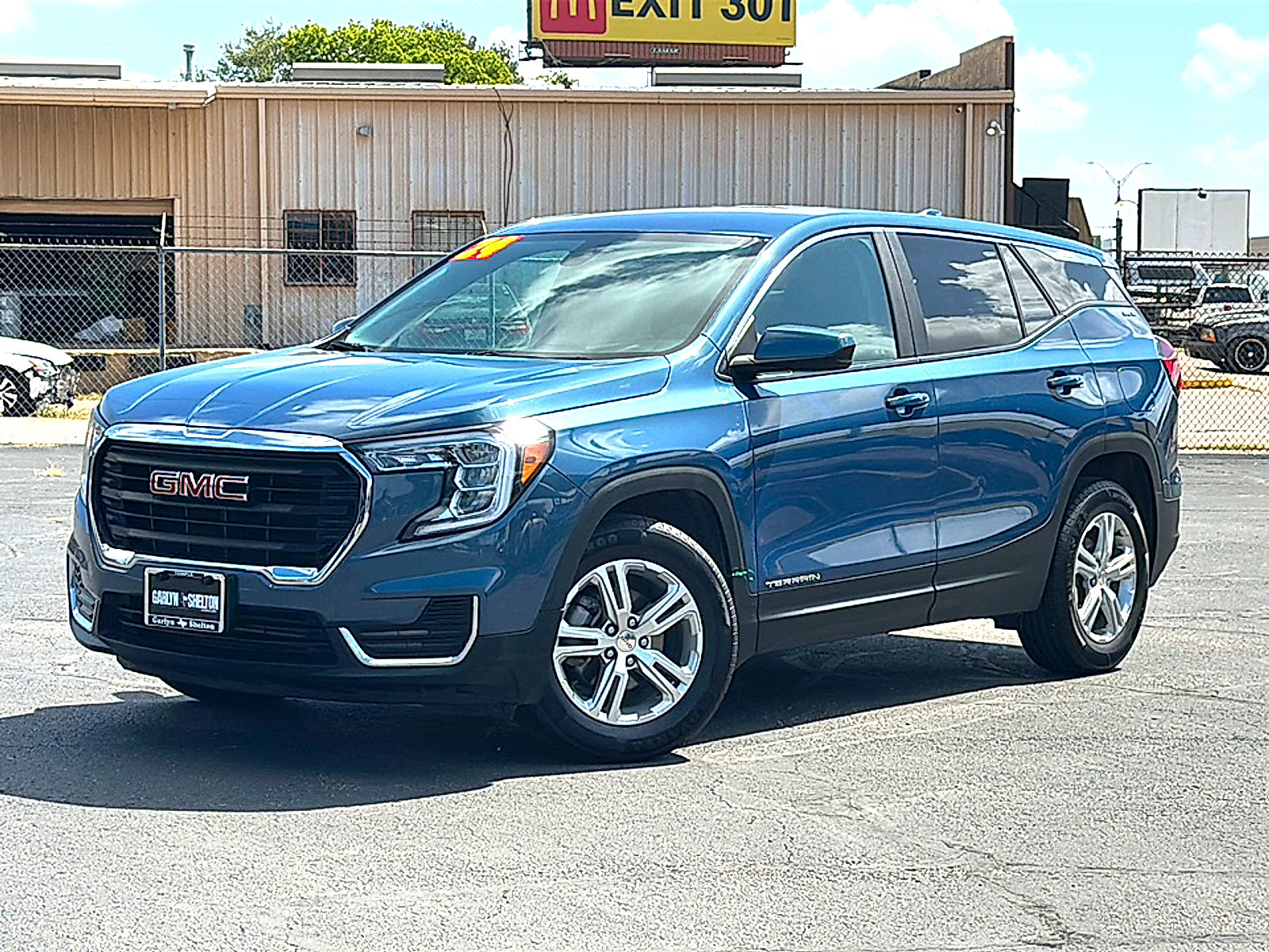 Used 2024 GMC Terrain SLE FWD image 2