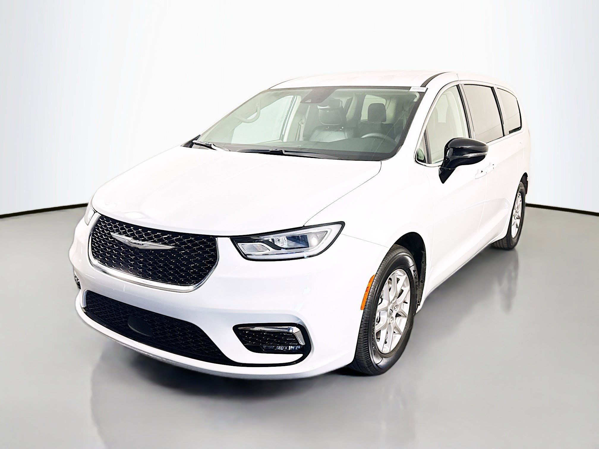Used 2024 Chrysler Pacifica Touring-L FWD image 4
