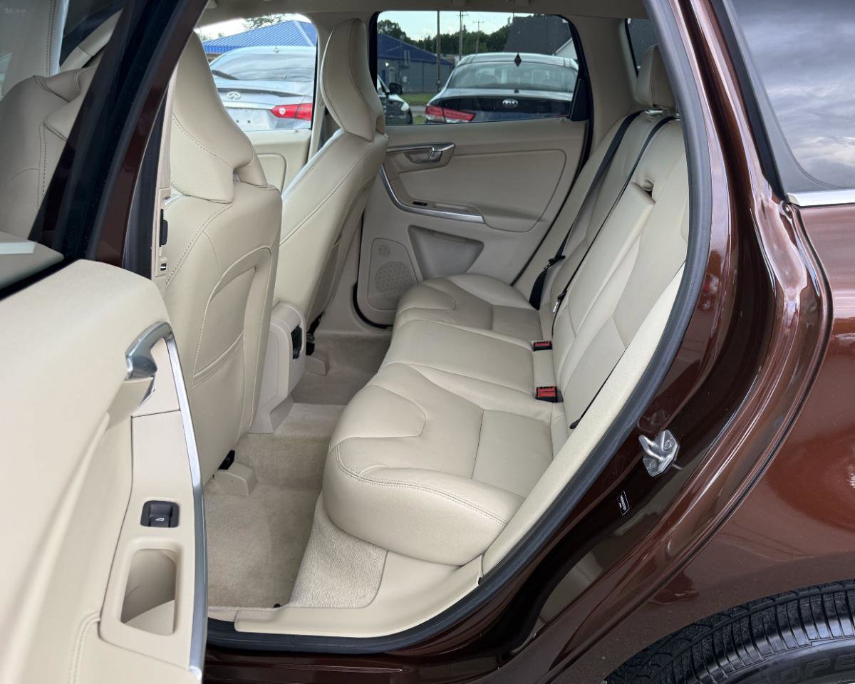 Used 2015 Volvo XC60 T6 Platinum w/ Climate Package AWD/4WD image 9