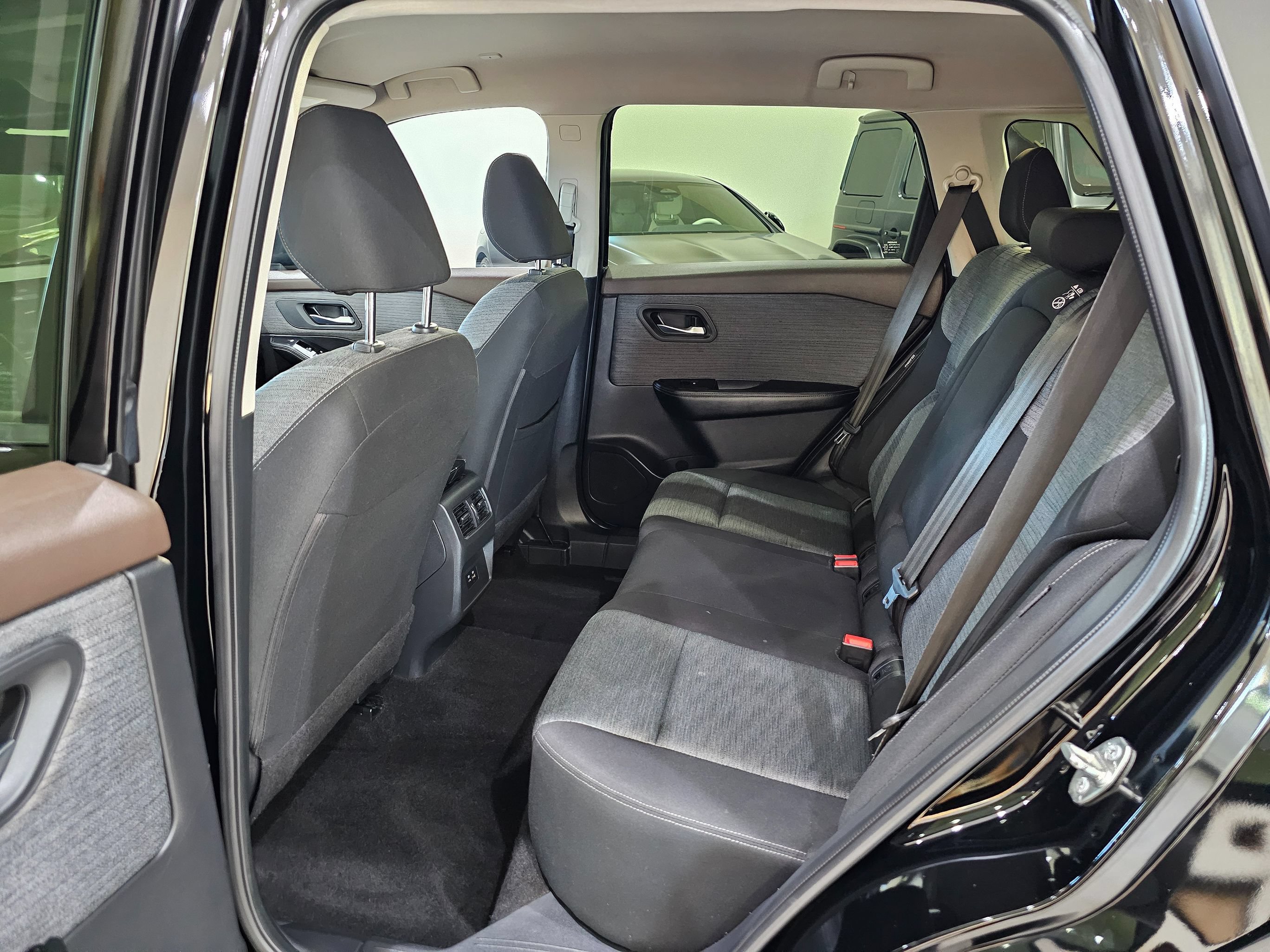 Used 2023 Nissan Rogue SV FWD image 17