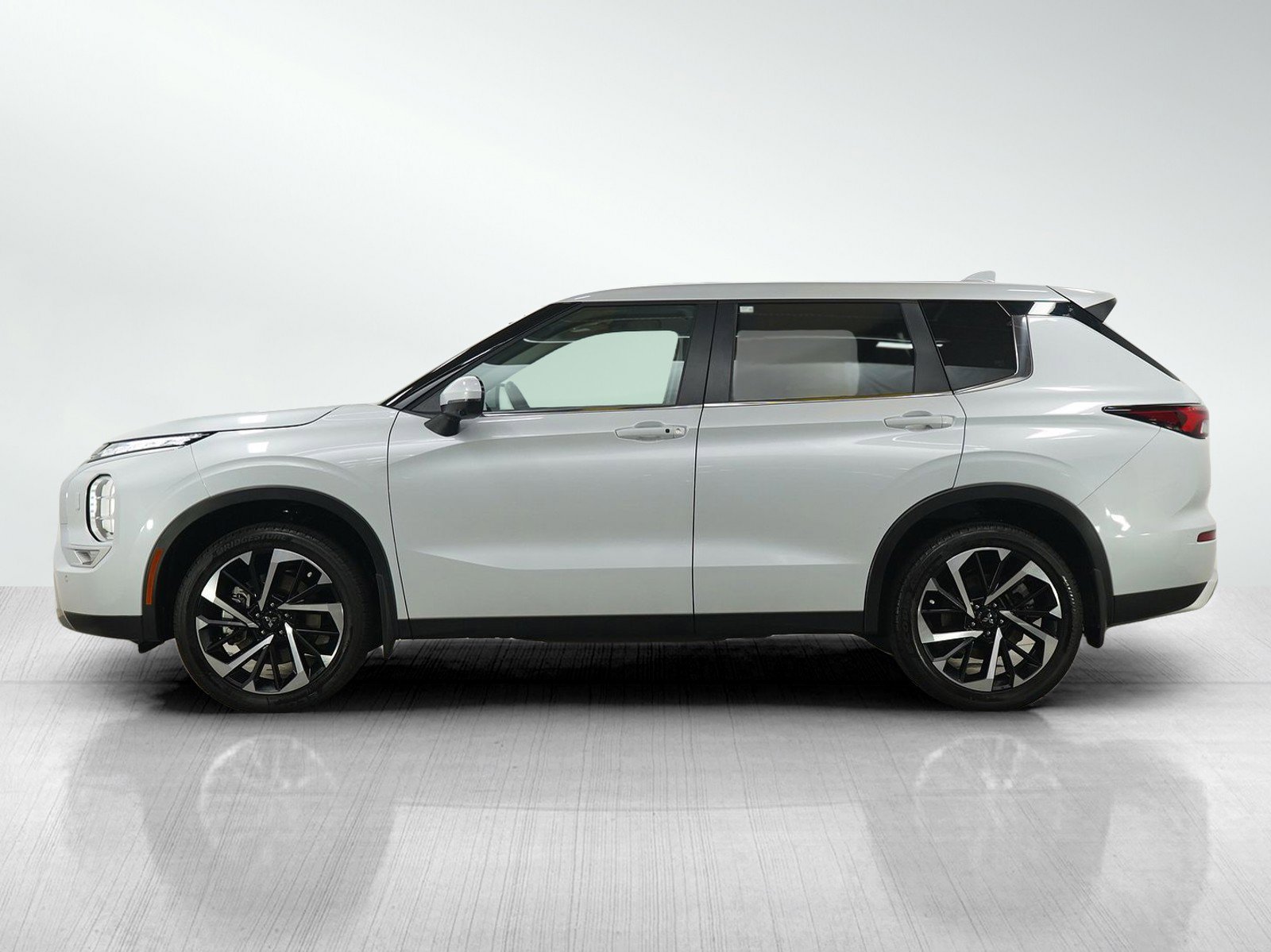 Used 2023 Mitsubishi Outlander SE AWD/4WD image 2