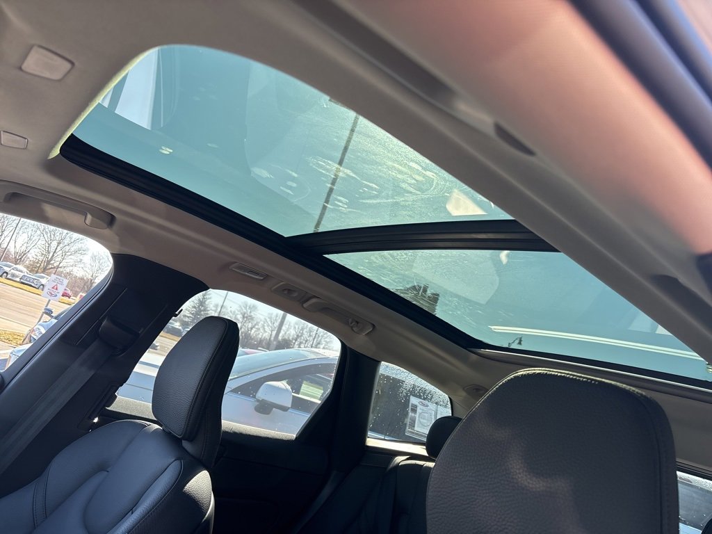 Certified 2025 Volvo XC60 B5 Plus image 8