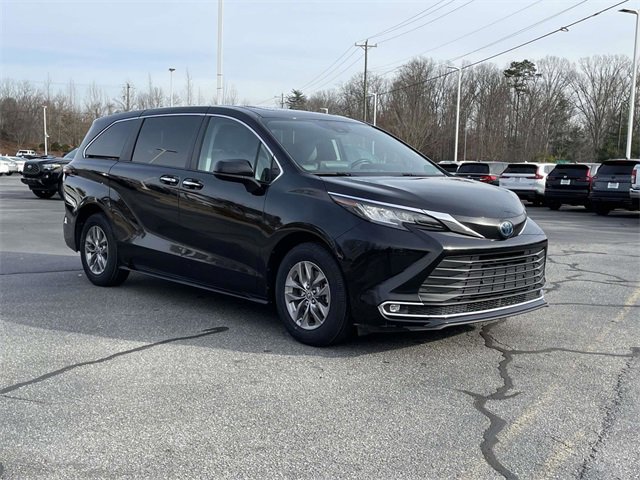 Used 2022 Toyota Sienna XLE image 7