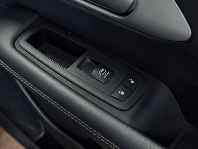 Used 2025 Chrysler Pacifica Limited FWD image 19