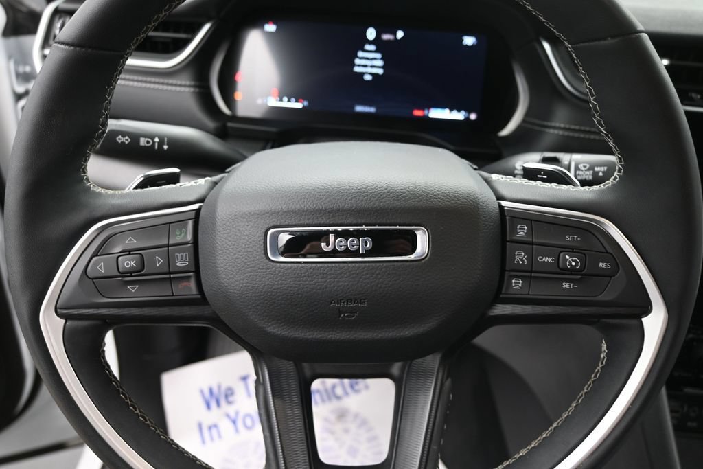 Used 2025 Jeep Grand Cherokee L Laredo AWD/4WD image 32