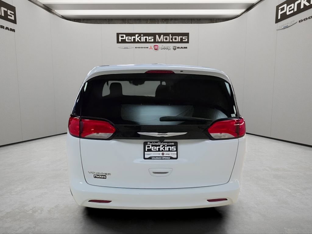 Used 2023 Chrysler Voyager LX image 4