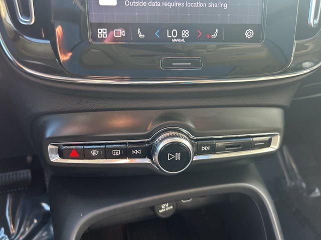 Certified 2025 Volvo XC40 B5 Plus image 24