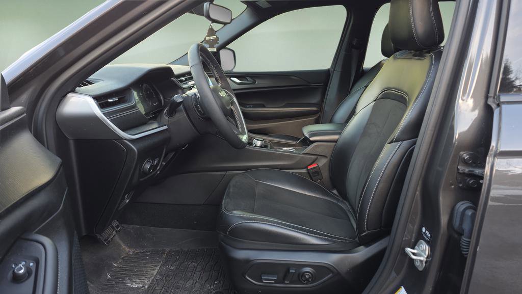 Used 2024 Jeep Grand Cherokee Altitude image 11