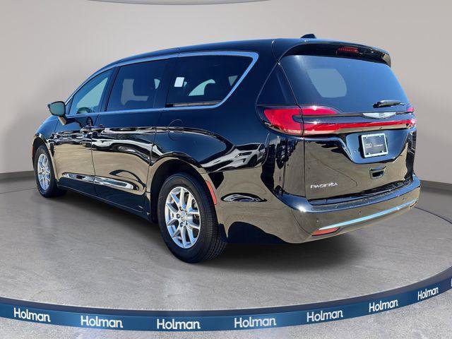 Used 2025 Chrysler Pacifica Select FWD image 8
