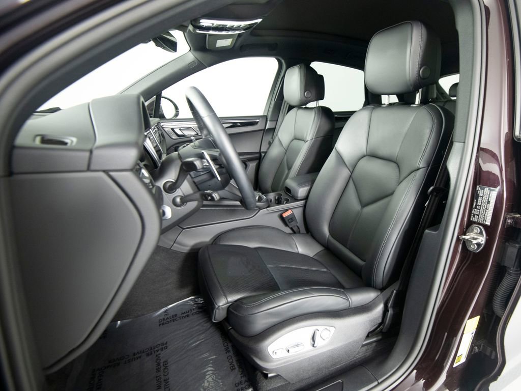Certified 2025 Porsche Macan image 5
