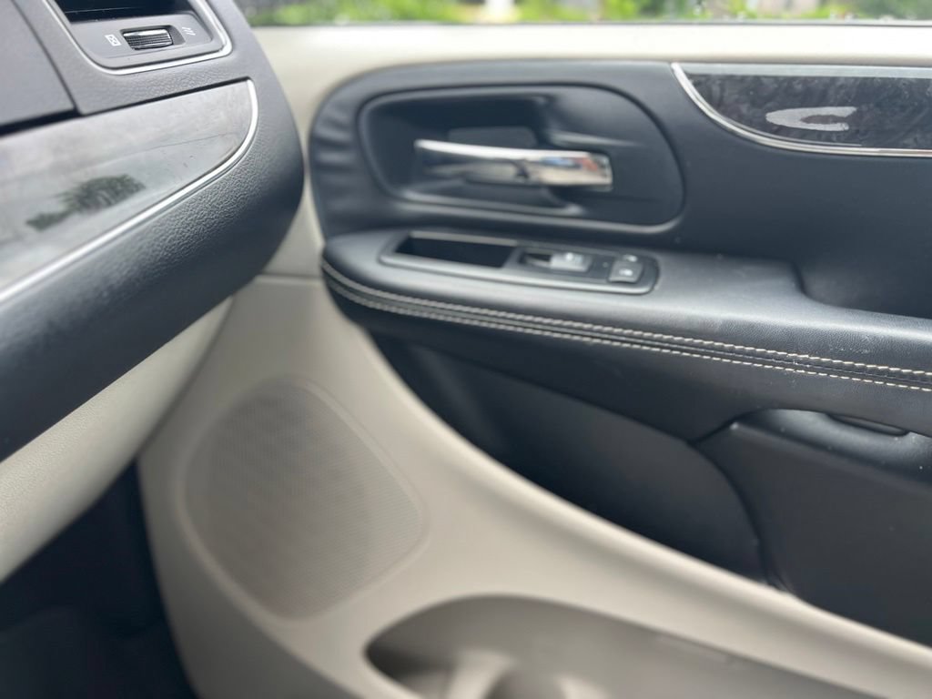 Used 2014 Chrysler Town & Country Touring-L w/ Driver Convenience Group FWD image 15