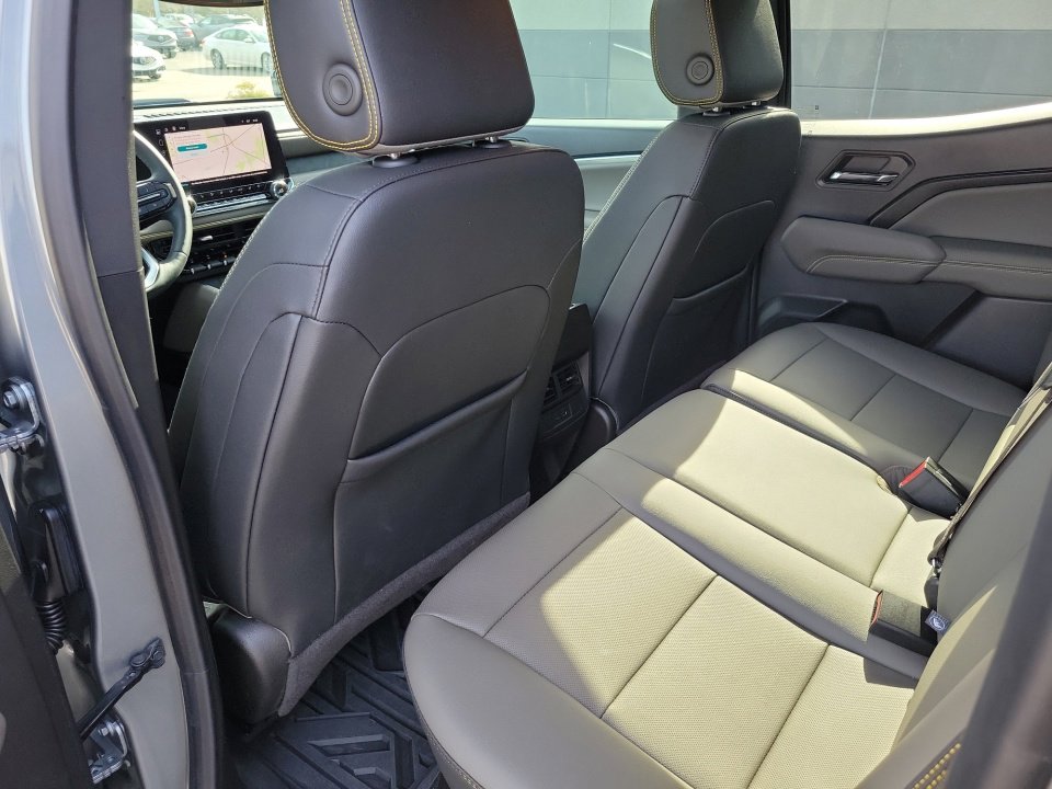 Used 2024 Chevrolet Colorado ZR2 w/ ZR2 Convenience Package III image 32