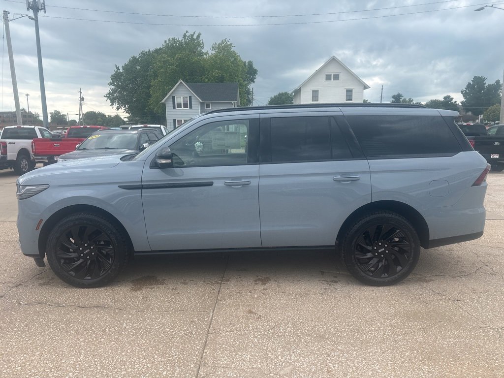 New 2025 Lincoln Navigator Reserve w/ Jet Appearance Package image 1