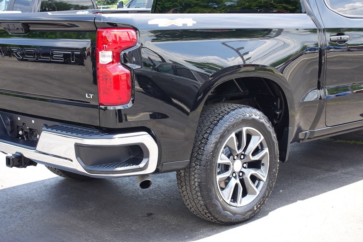 Used 2024 Chevrolet Silverado 1500 LT AWD/4WD image 12