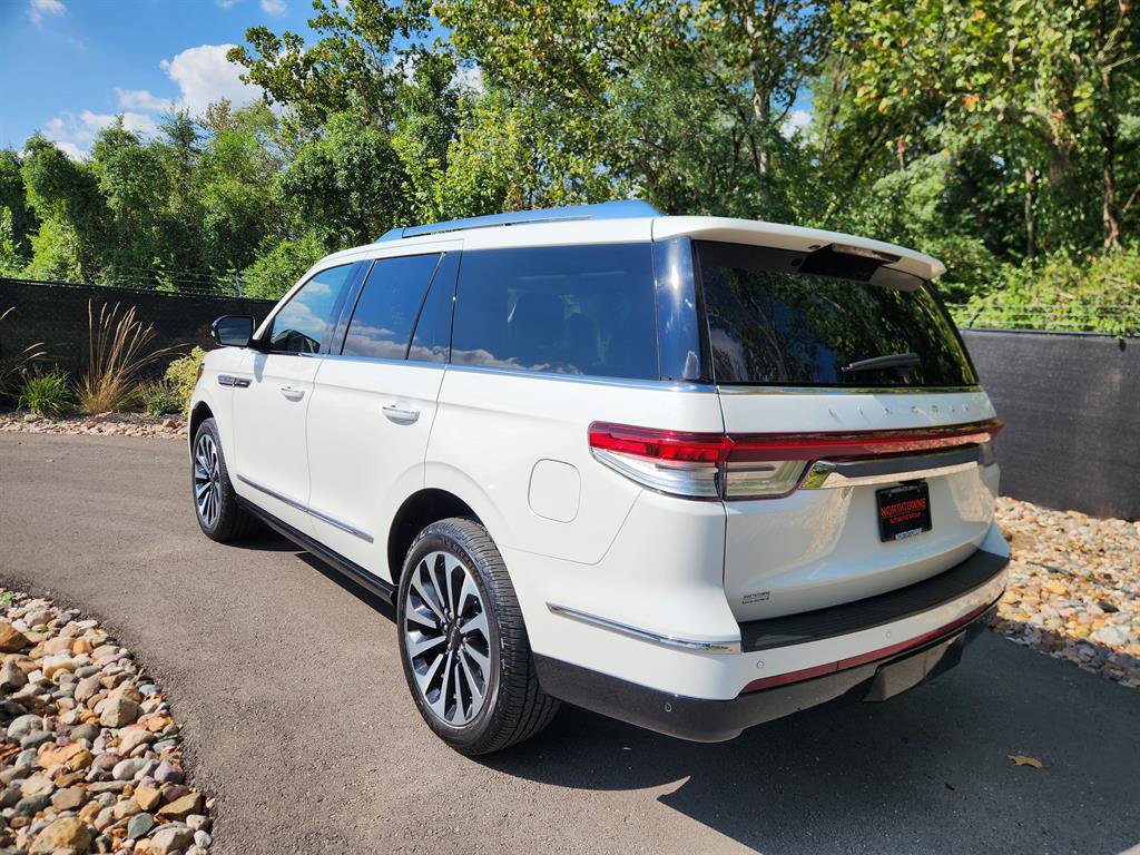 Used 2022 Lincoln Navigator Reserve image 3