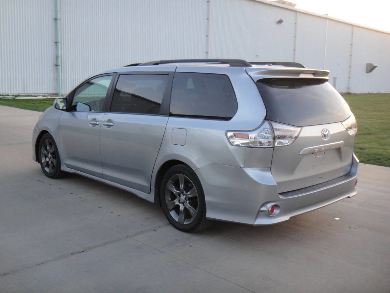 Used 2016 Toyota Sienna SE Premium image 8