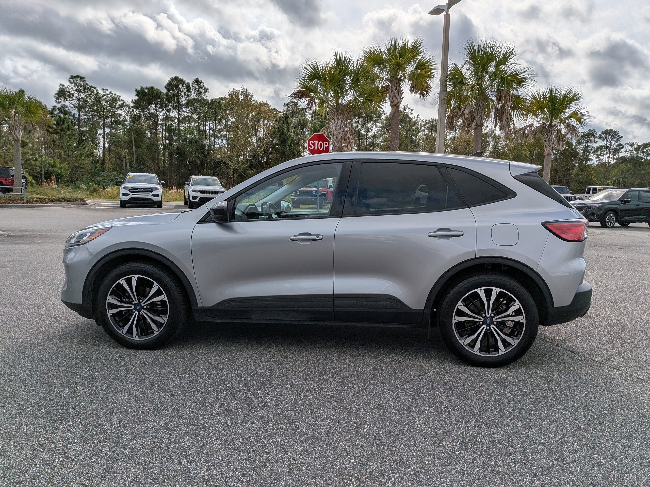 Used 2021 Ford Escape SE w/ SE Sport Appearance Package image 6