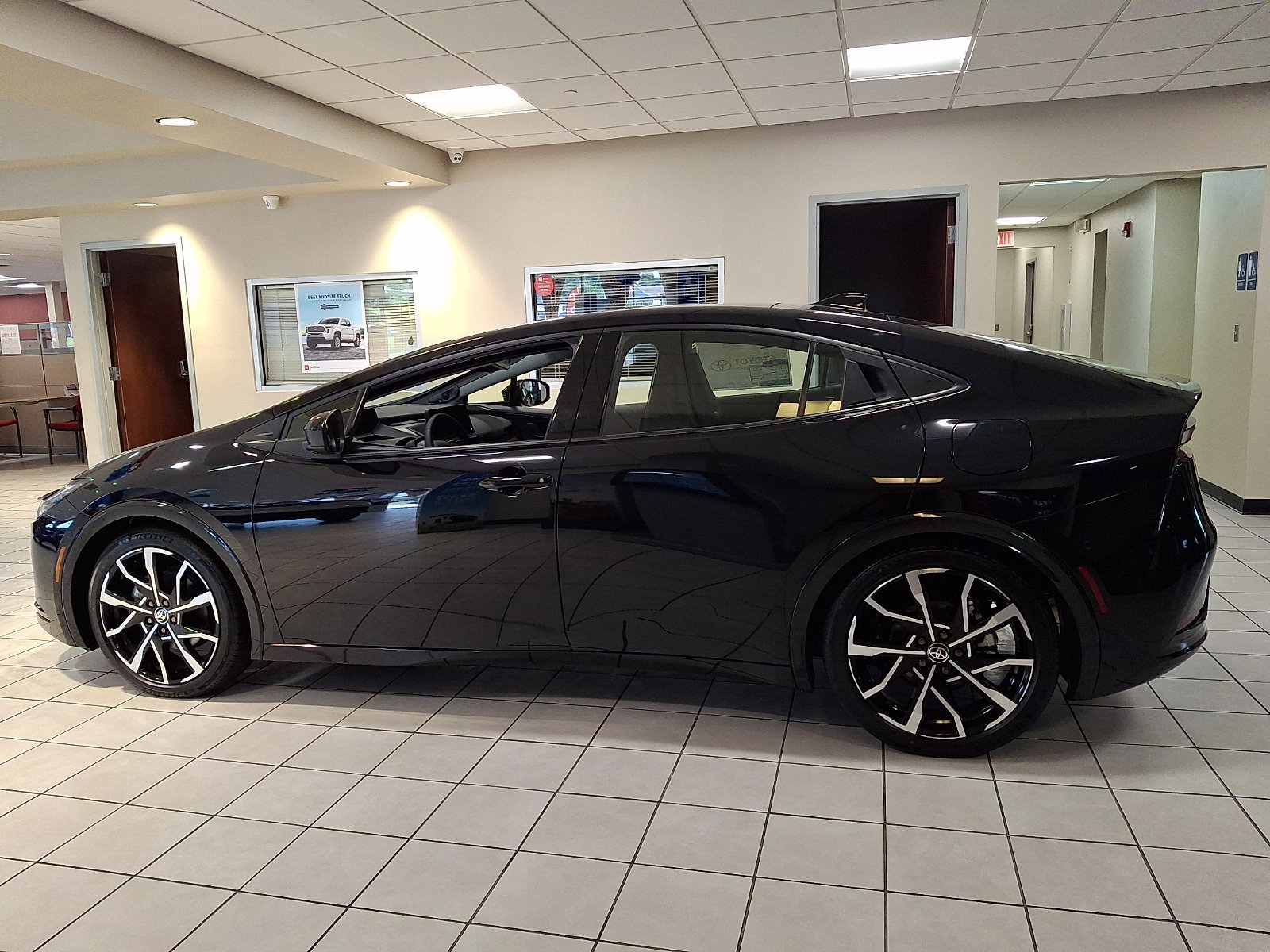 New 2024 Toyota Prius Prime Premium FWD image 4