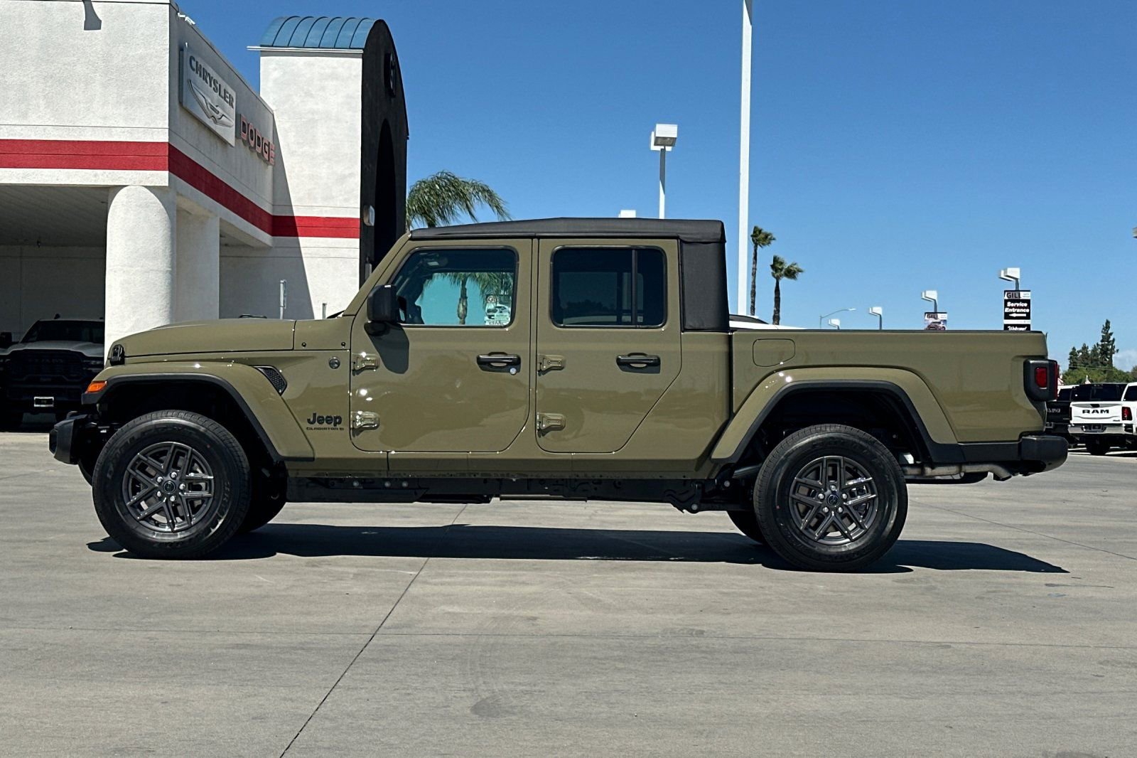 New 2026 Jeep Gladiator Sport AWD/4WD image 3