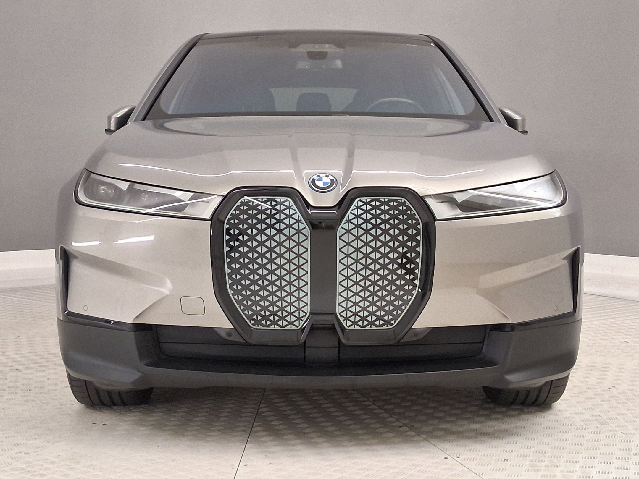 Used 2025 BMW iX xDrive50 w/ Premium Package AWD/4WD image 6