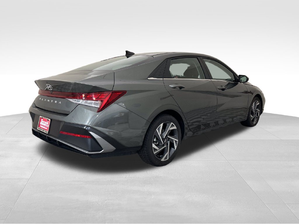 Used 2025 Hyundai Elantra SEL FWD image 5