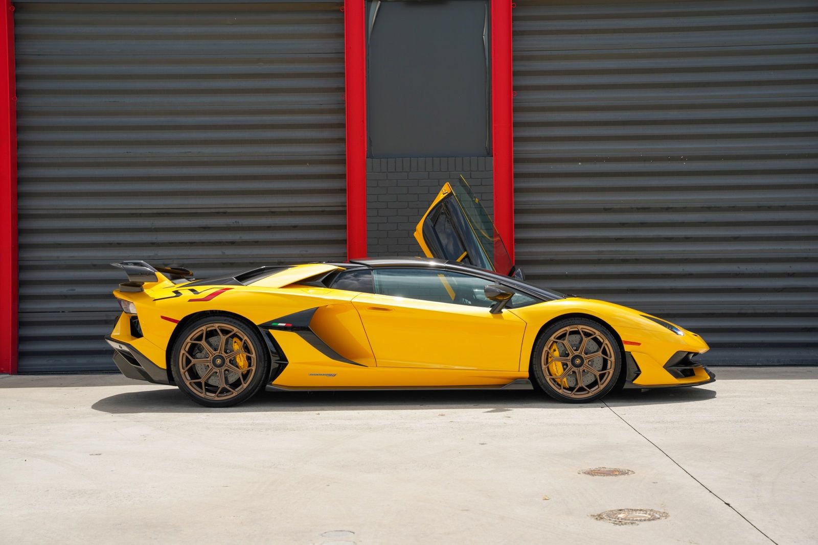 Used 2021 Lamborghini Aventador SVJ AWD/4WD image 5