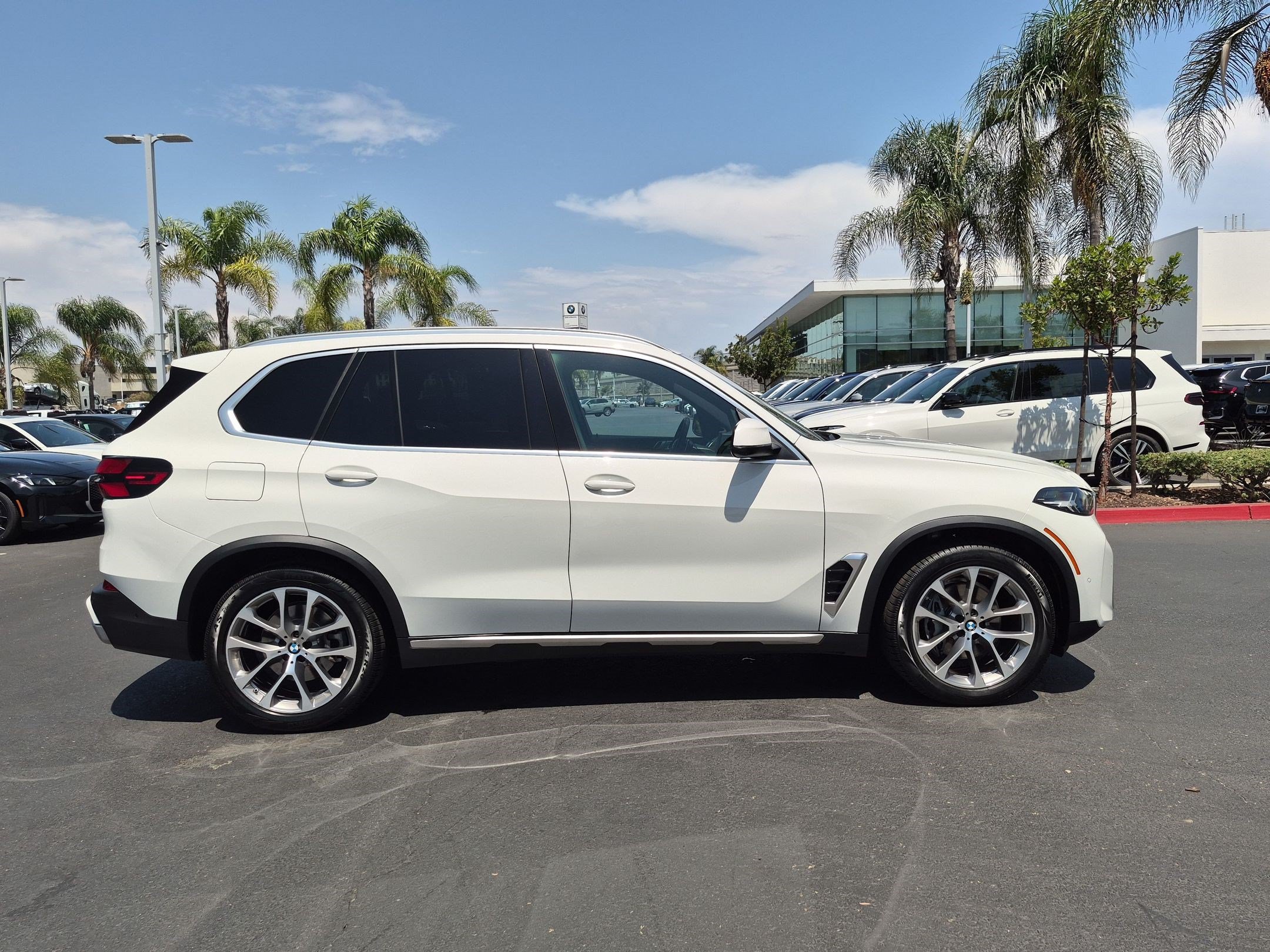 Used 2024 BMW X5 xDrive40i w/ Parking Assistance Package AWD/4WD image 11