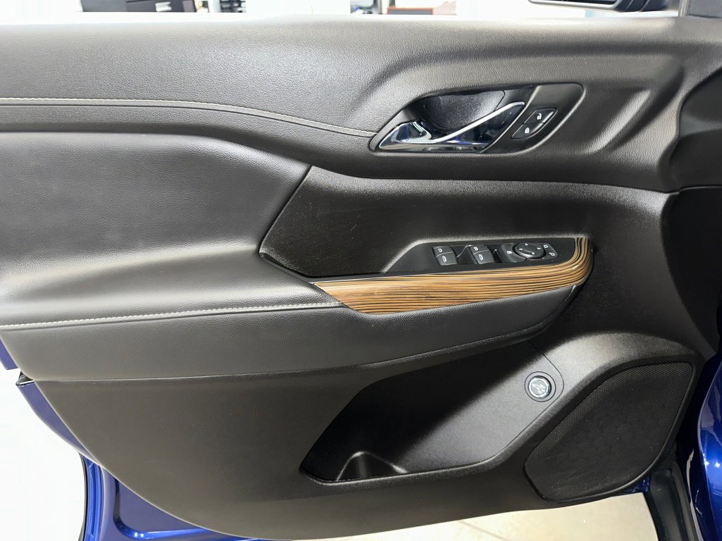 Certified 2023 GMC Acadia SLE w/ Driver Convenience Package image 4