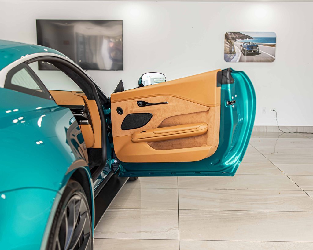Used 2025 Aston Martin V8 Vantage Coupe image 30