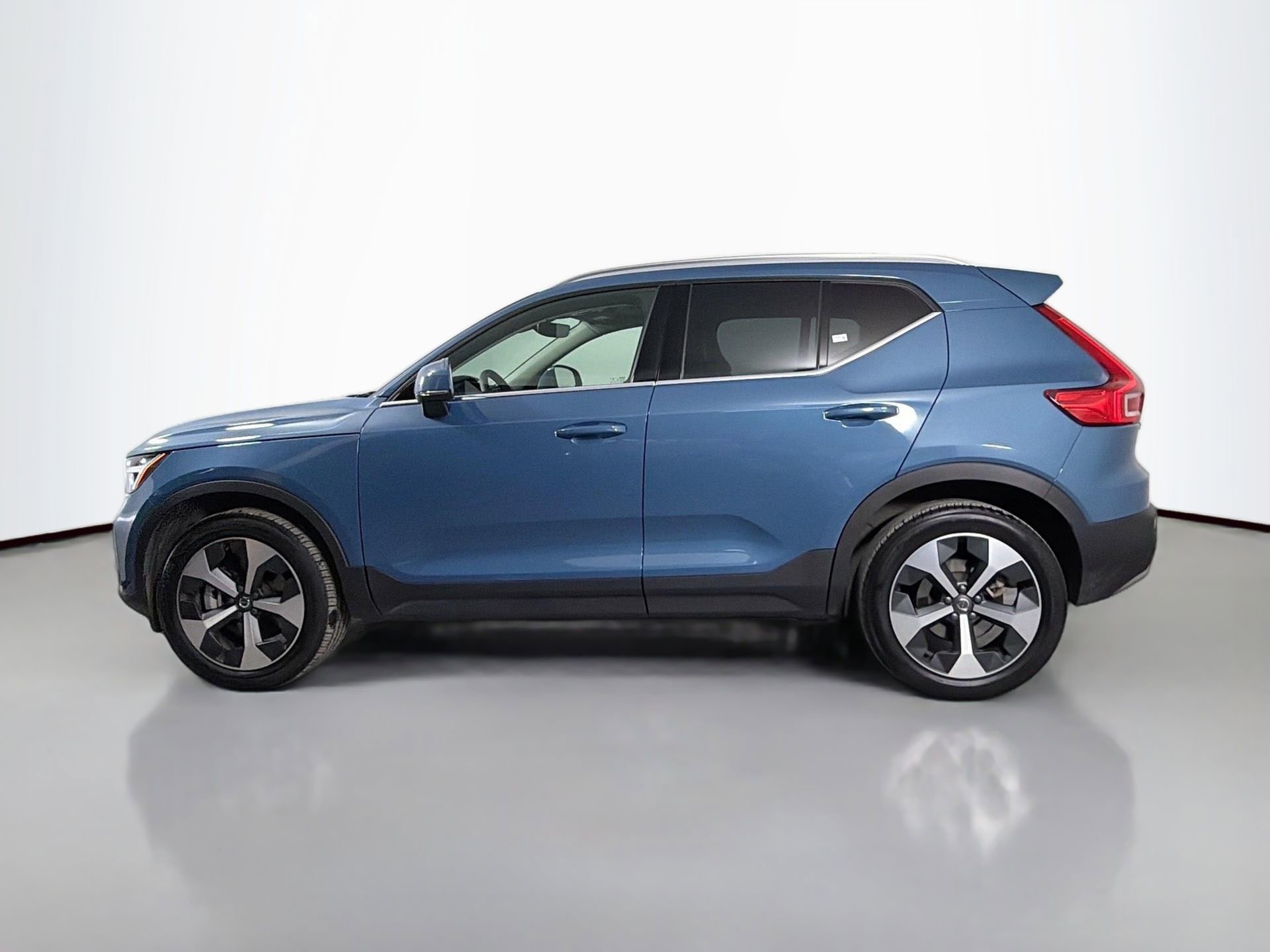 Certified 2025 Volvo XC40 B5 Core AWD/4WD image 9
