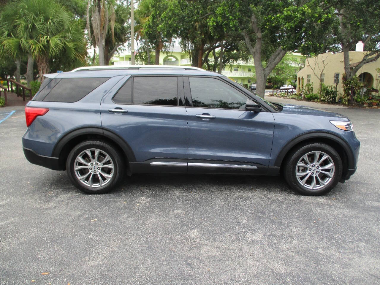 Used 2021 Ford Explorer Limited w/ Equipment Group 301A RWD image 3