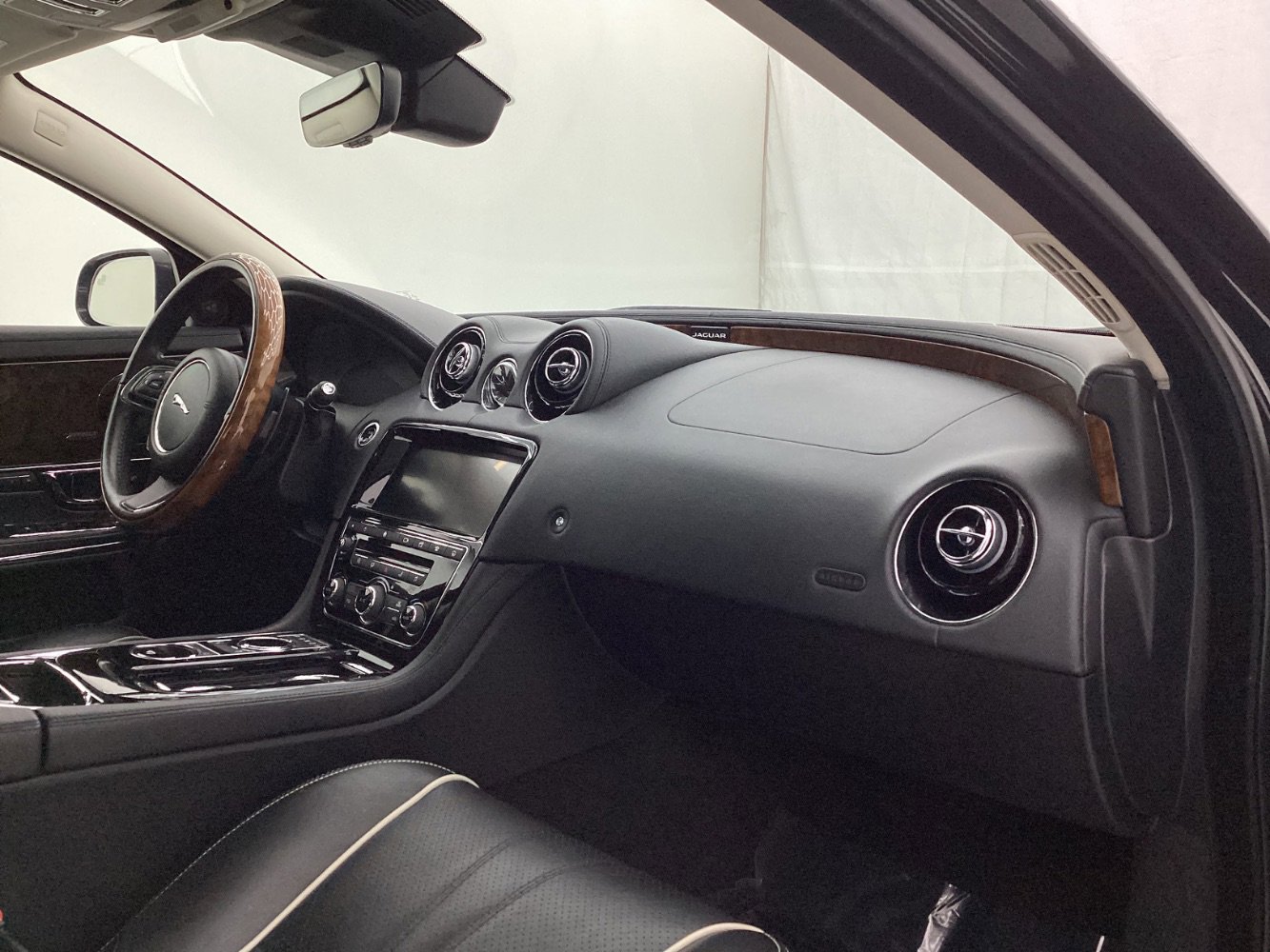 Used 2018 Jaguar XJ R-Sport image 23