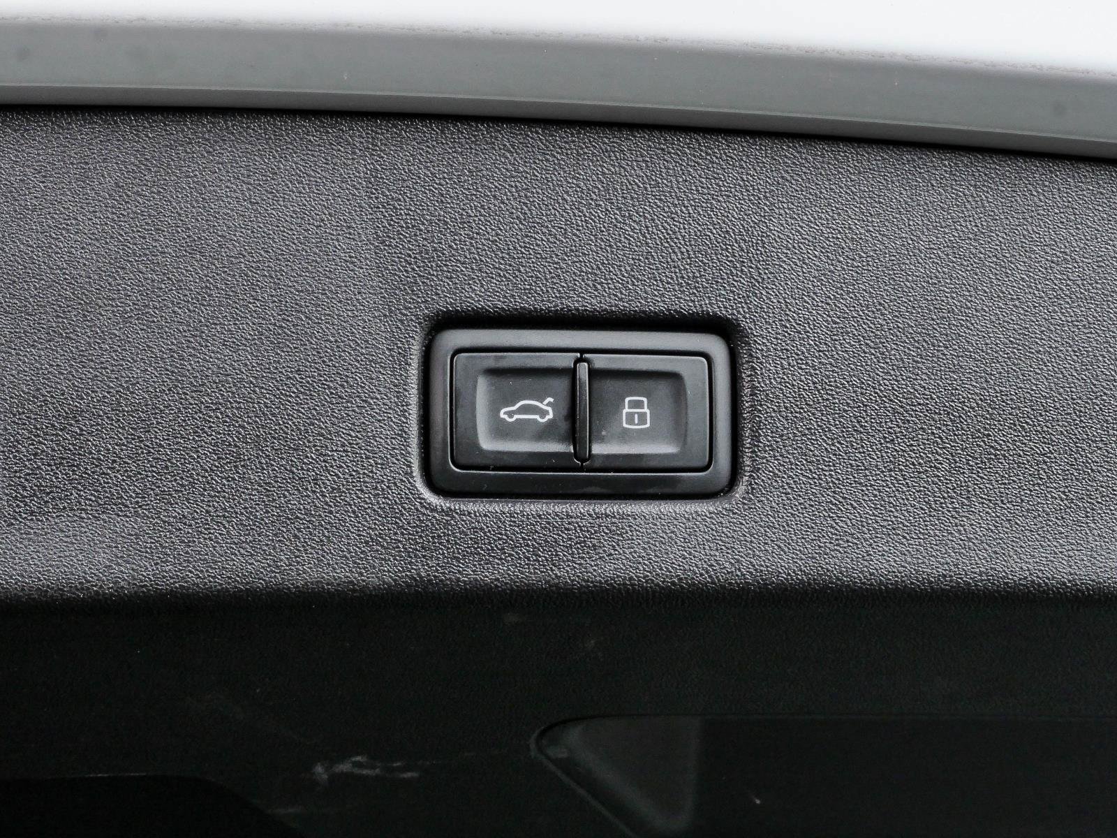 Used 2023 Audi Q4 e-tron Prestige AWD/4WD image 31