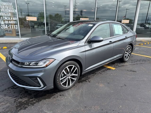 Used 2025 Volkswagen Jetta SE FWD image 2