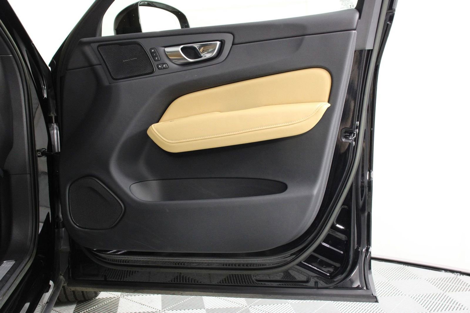 Certified 2023 Volvo XC60 B5 Ultimate w/ Climate Package image 21